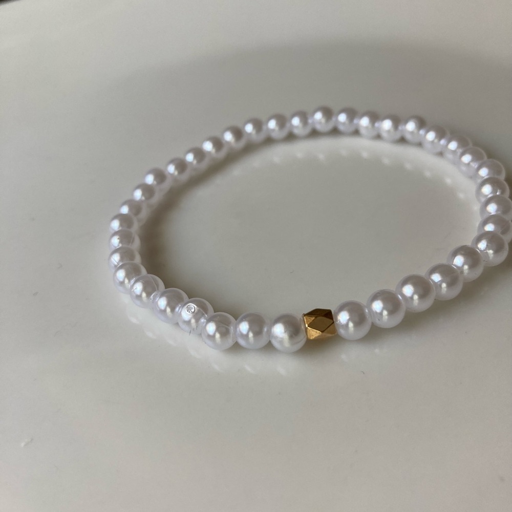 Elegant White Pearl Necklace with Gold Accent - Picture 11 of 12